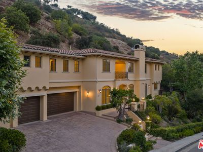 3697 Benedict Canyon Ln