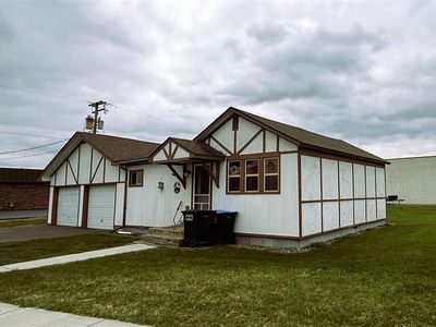 123 W River Avenue