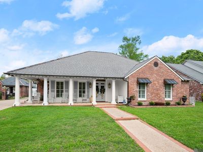 213 W Woodgate Ct