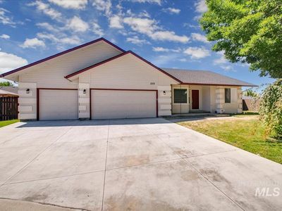 2119 W Roberts Ave