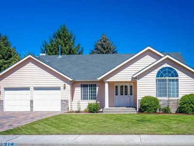 214 SW Meadow Lakes Dr