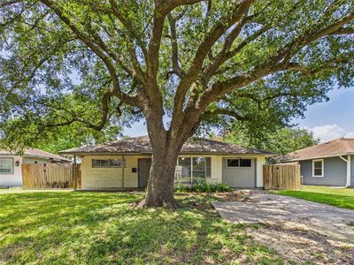 Property at 302 Sycamore Dr, Hitchcock, TX