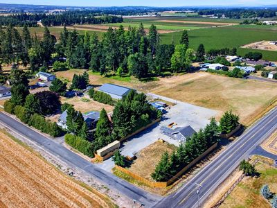 11462 S Highway 211