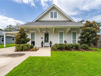 208 E Pecan St