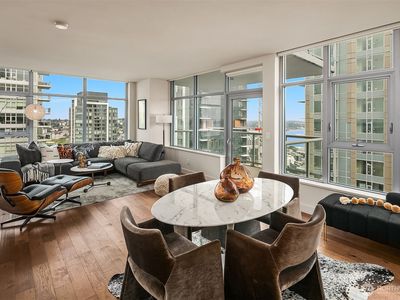 588 Bell Street #3702S