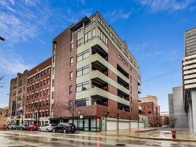 834 W Montrose Ave Unit 403