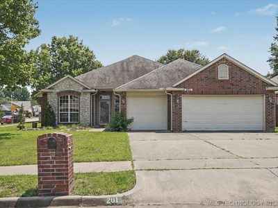201 W Charleston Pl