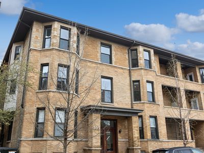 555 W Briar Pl APT 202