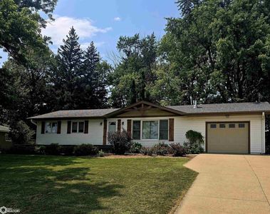 Property at 2201 Edmundson Dr, Oskaloosa, IA