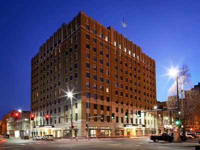 1403 Farnam St APT 808