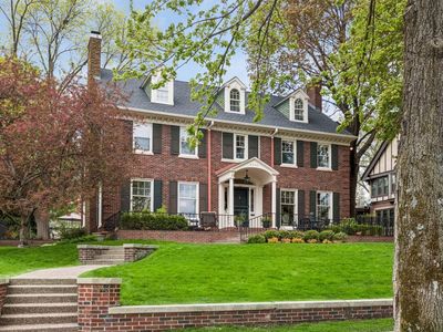2240 Lake Of Isles Pkwy W