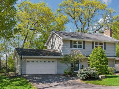 Property at 290 Ridgeview Dr E, Wayzata, MN