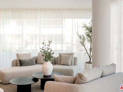 9200 Wilshire Blvd #201W