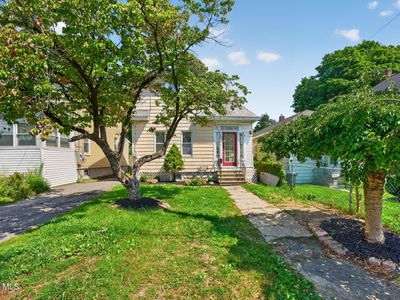 7 Lawn Avenue