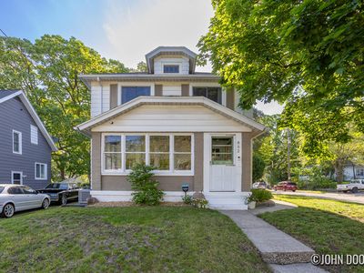 852 Diamond Ave NE