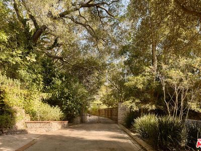 1372 Benedict Canyon Dr
