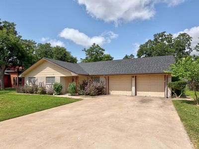 2305 Lathan Ln