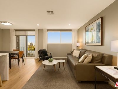 100 S Doheny Dr APT 607