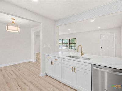 902 W Green Ave