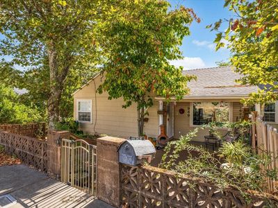 949 Simas Way