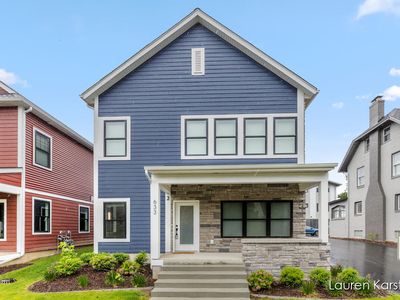 633 Fairview Ave NE #2