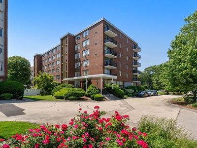 20 Hammond Pond Pkwy #302