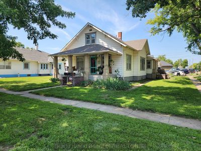 1104 Farnum St