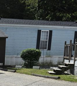 443 Dyer Ave Trailer 10