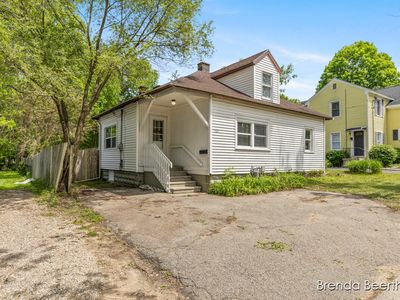 165 E Division St NE