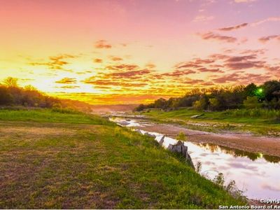 1372 LAKESHORE DR N.