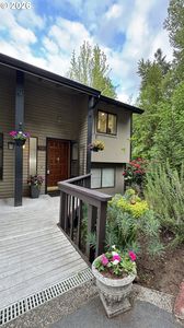 2800 Treetop Ln