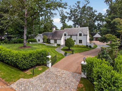 3672 Woodland Dr