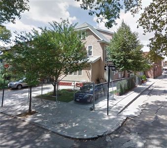 1052 E 12th St