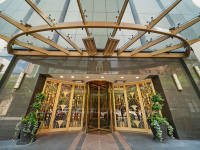 111 E Chestnut St APT 30G