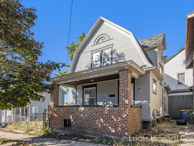 737 Dolbee Ave SE