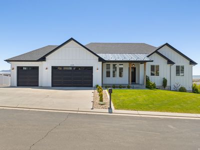 2228 E Grenada Ln