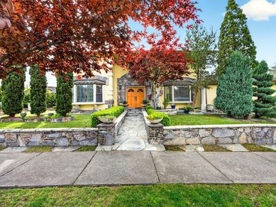 1082 La Loma Dr