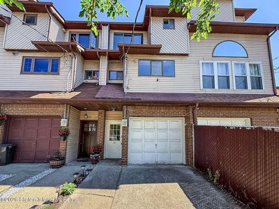 81 Robinson Ave