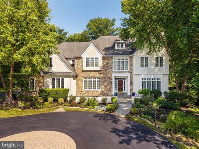 225 E Laurier Pl