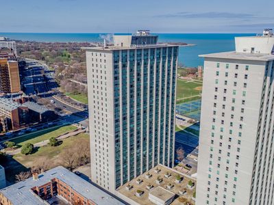 3600 N Lake Shore Dr APT 907