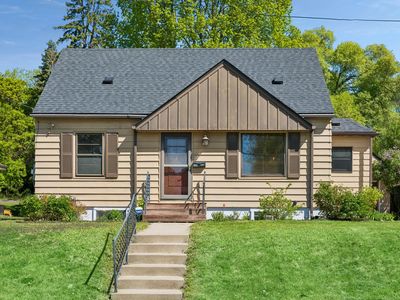 1041 36th Ave NE