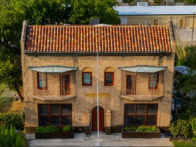 2323 Buena Vista St