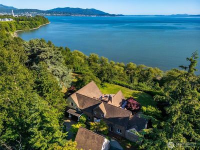 3851 Cliffside Drive