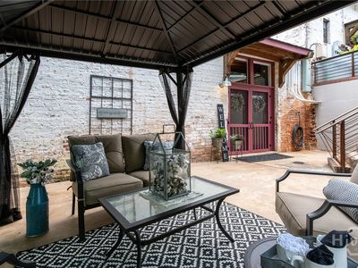 585 White Circle #402