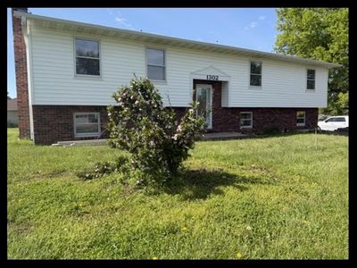 1302 Redbud Dr