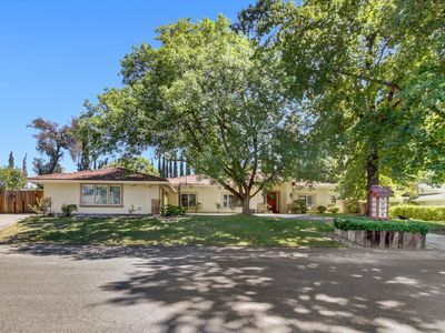 5694 Rolling Oak Dr