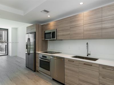 121 NE 34th St #L306