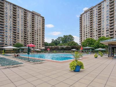 5225 Pooks Hill Rd APT 602N