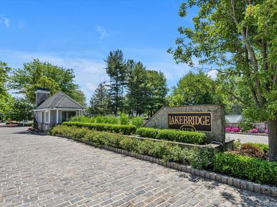 35 Lakebridge Drive S