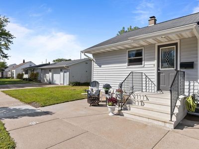 121 E 2nd St